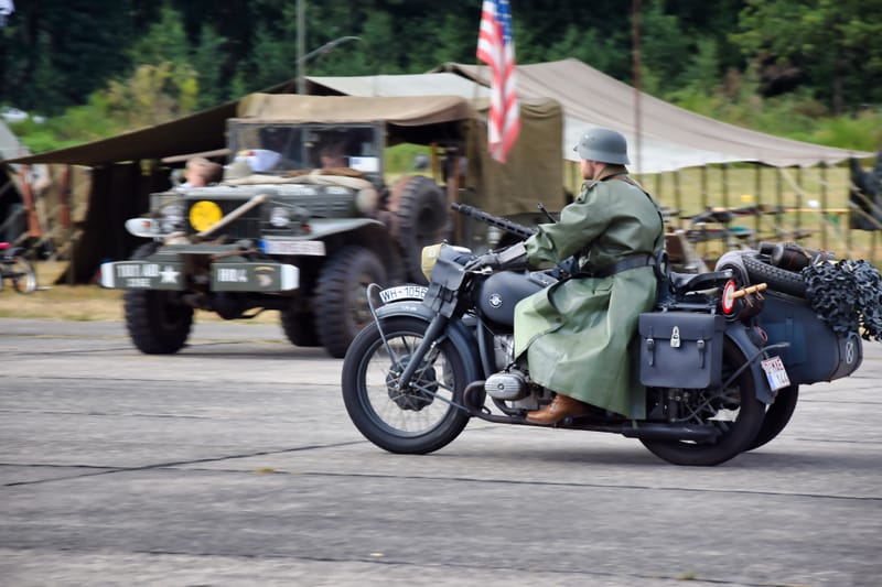oude leger voertuigen en autos