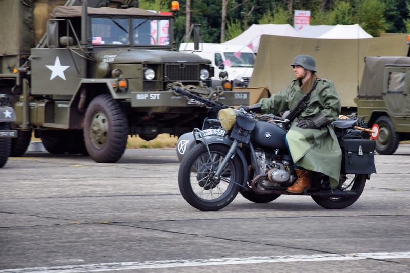oude leger voertuigen en autos