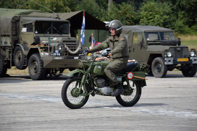 oude leger voertuigen en autos