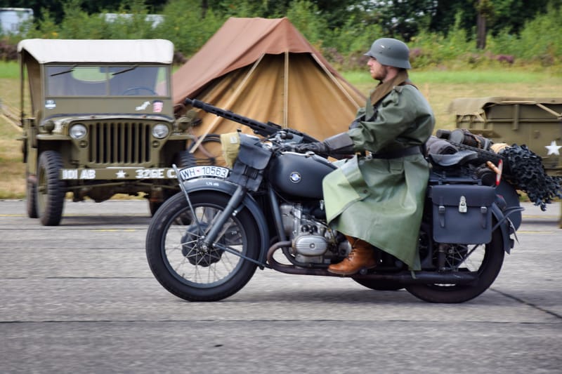 oude leger voertuigen en autos