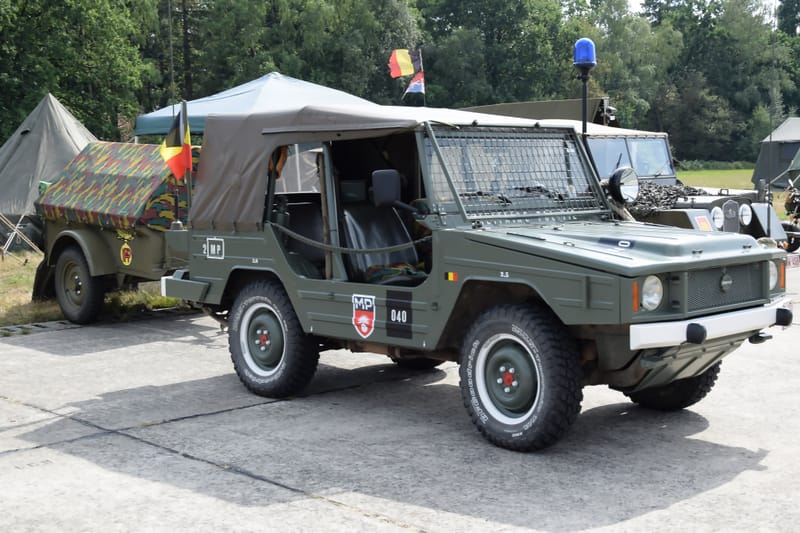 oude leger voertuigen en autos