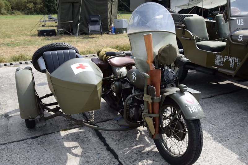 oude leger voertuigen en autos