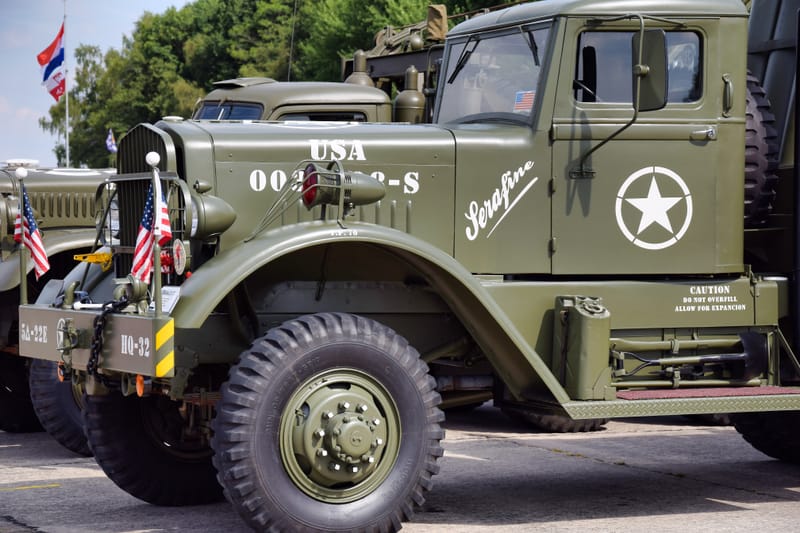oude leger voertuigen en autos