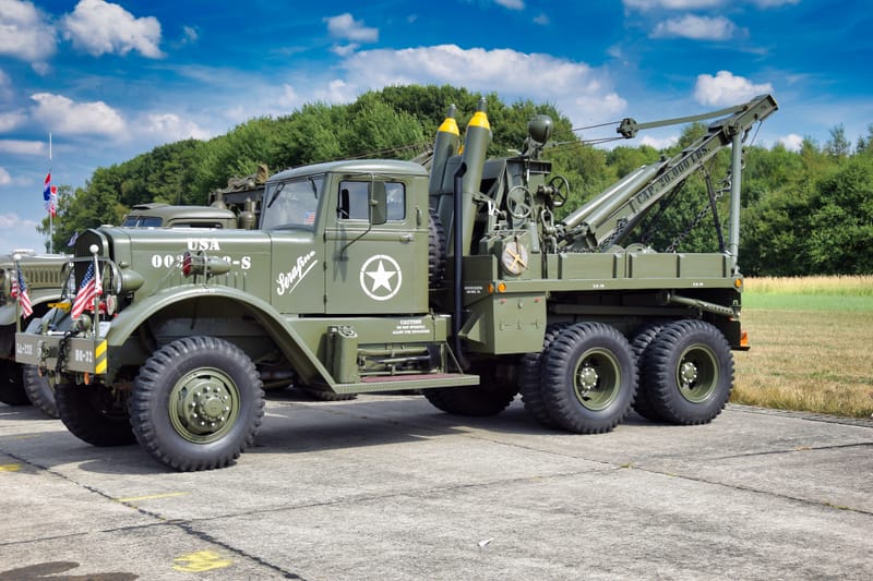 oude leger voertuigen en autos