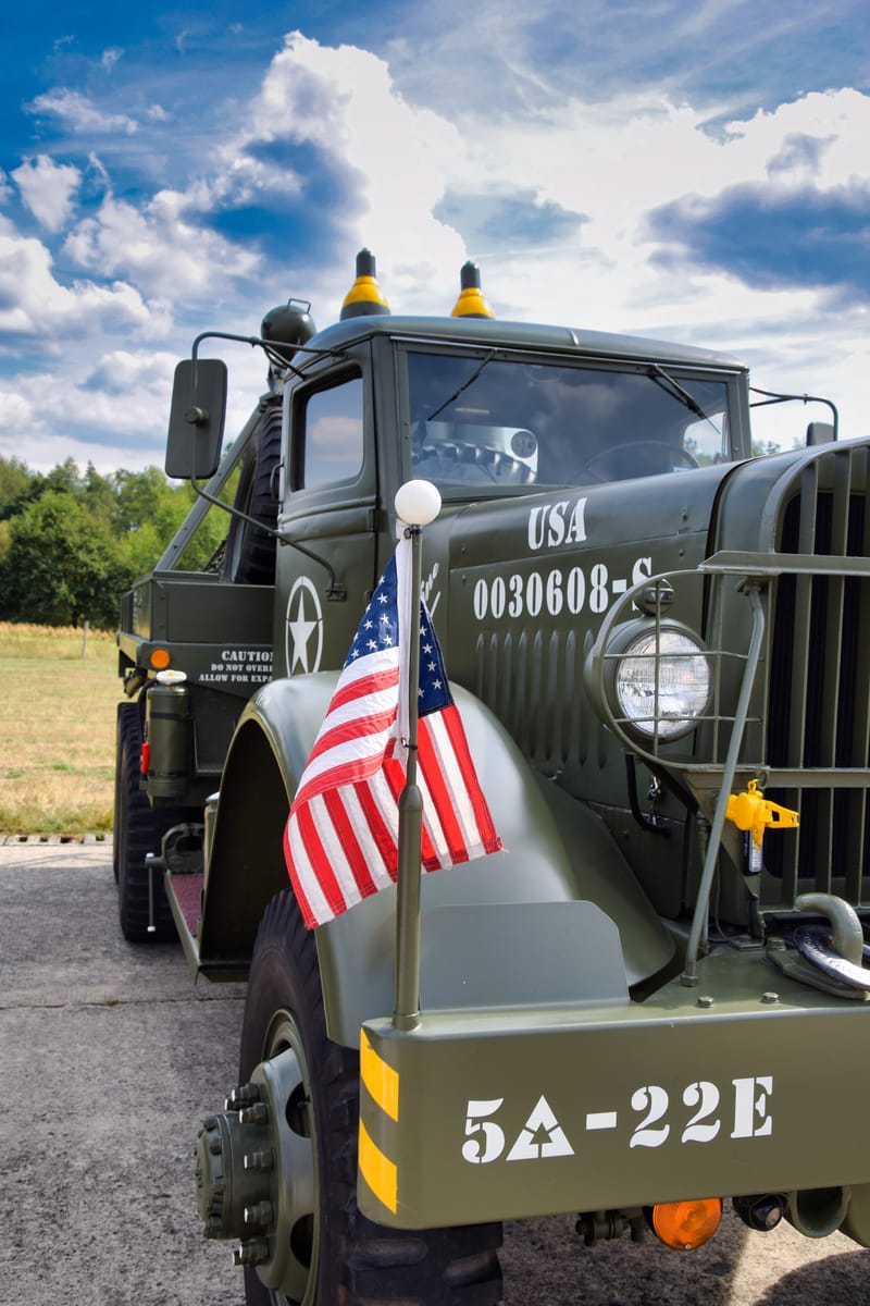 oude leger voertuigen en autos