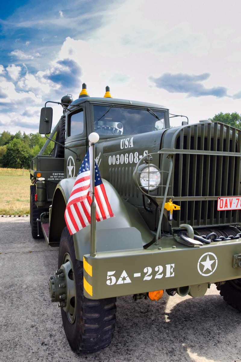 oude leger voertuigen en autos