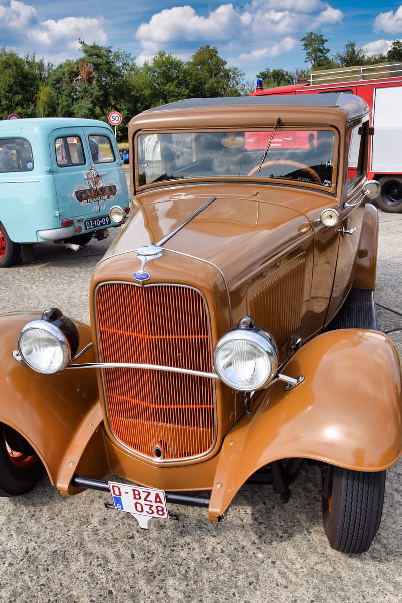 oude leger voertuigen en autos