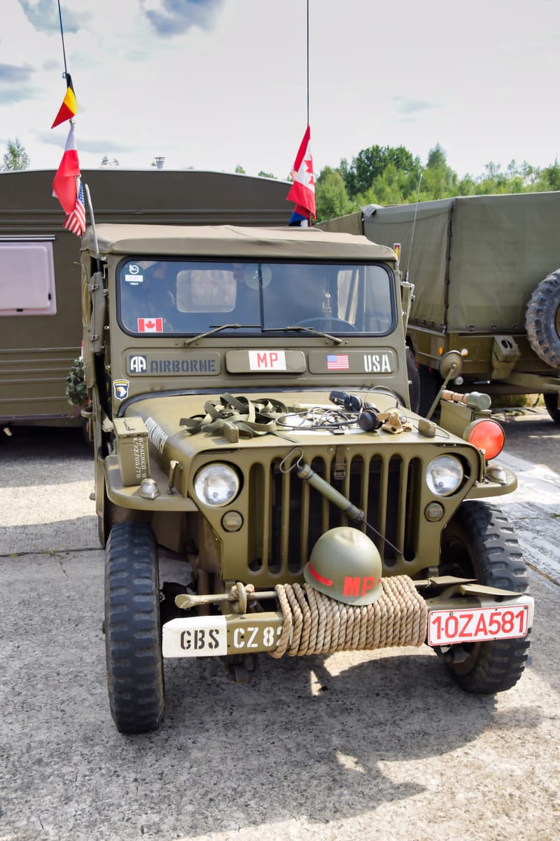 oude leger voertuigen en autos
