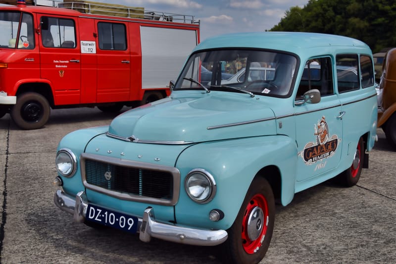oude leger voertuigen en autos