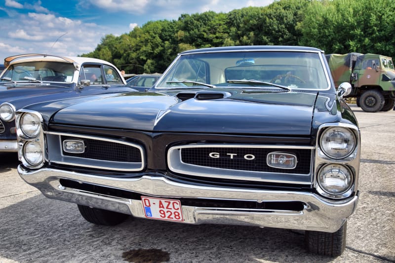 oude leger voertuigen en autos