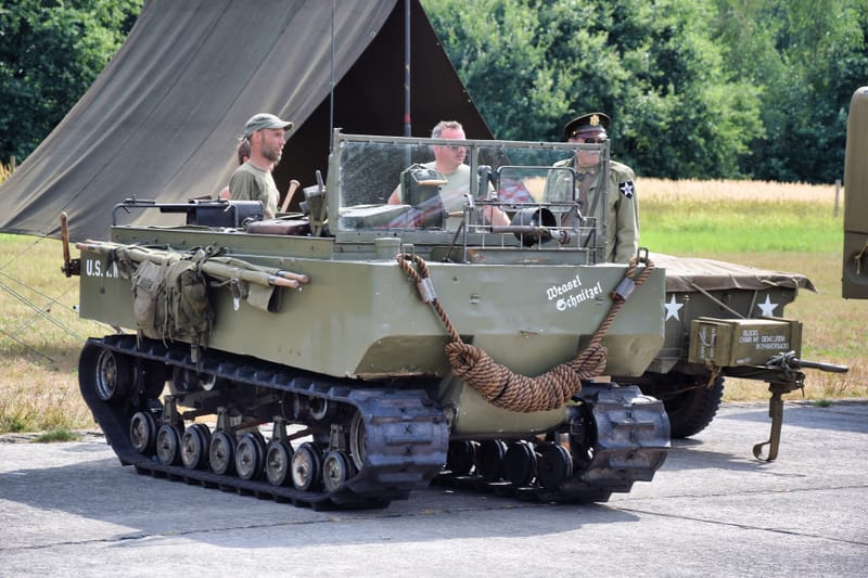 oude leger voertuigen en autos