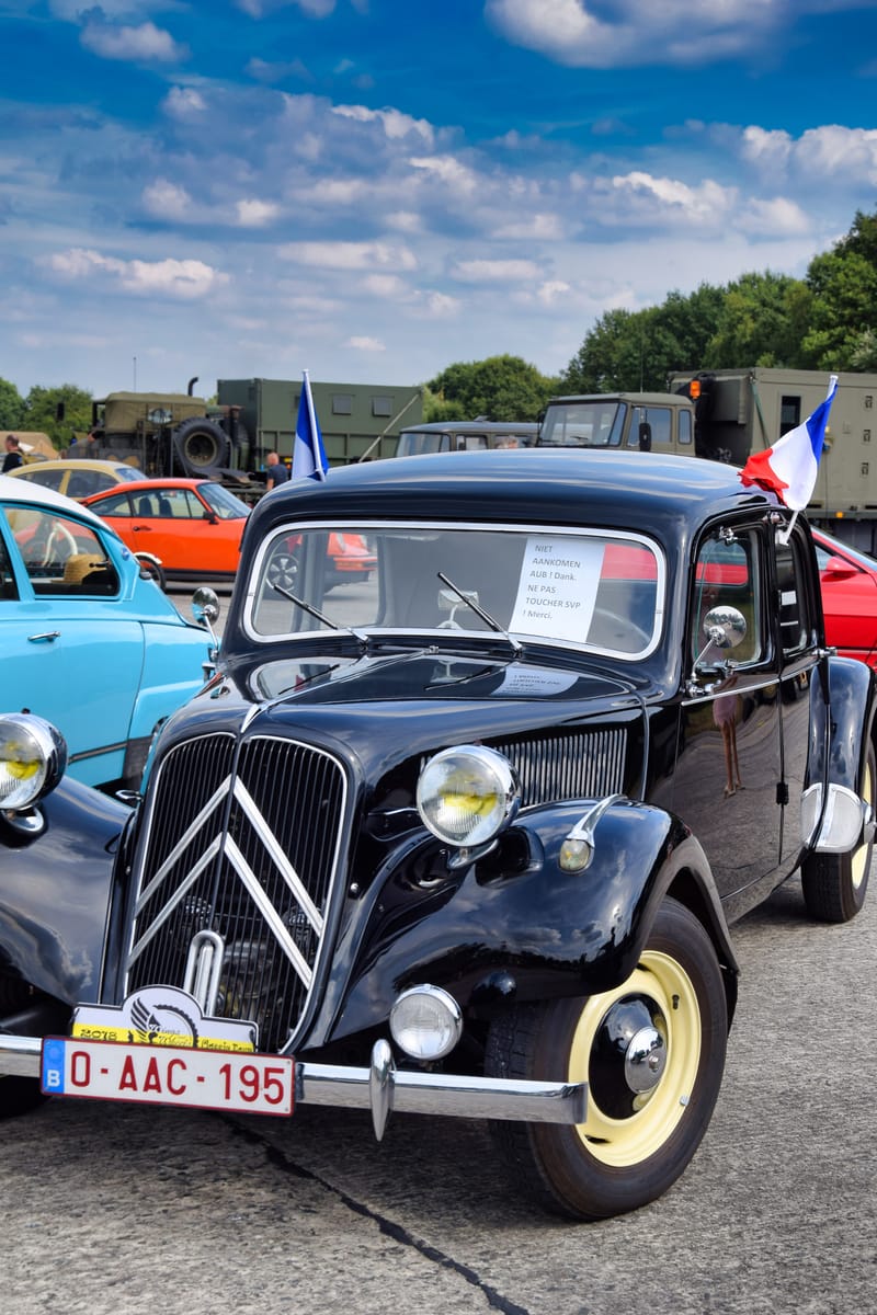 oude leger voertuigen en autos