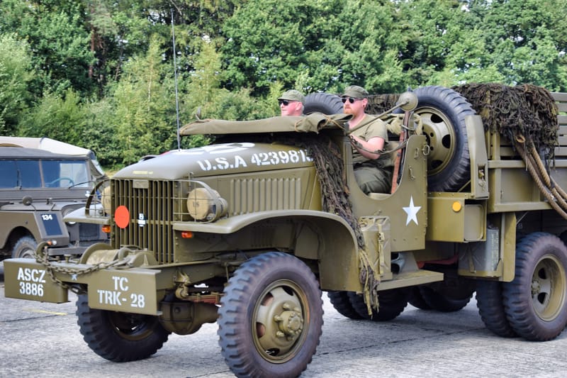oude leger voertuigen en autos