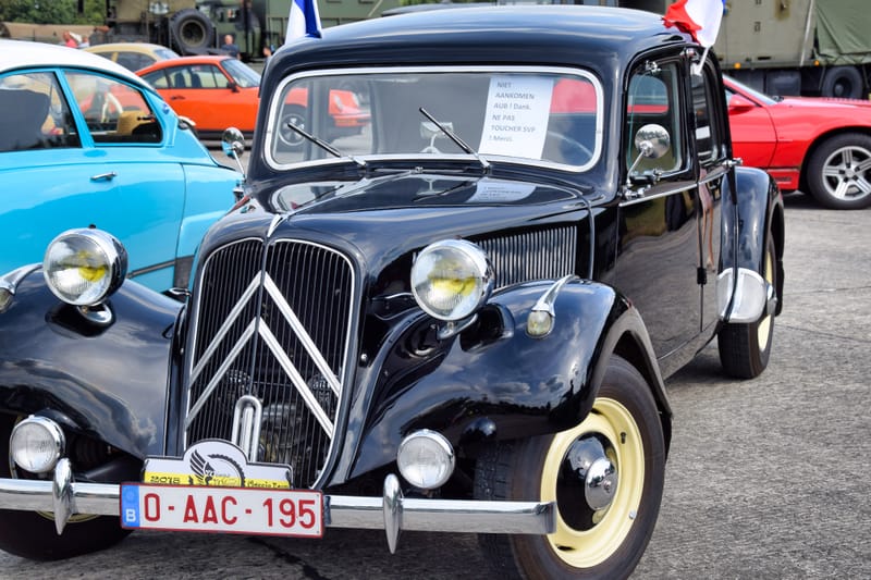 oude leger voertuigen en autos