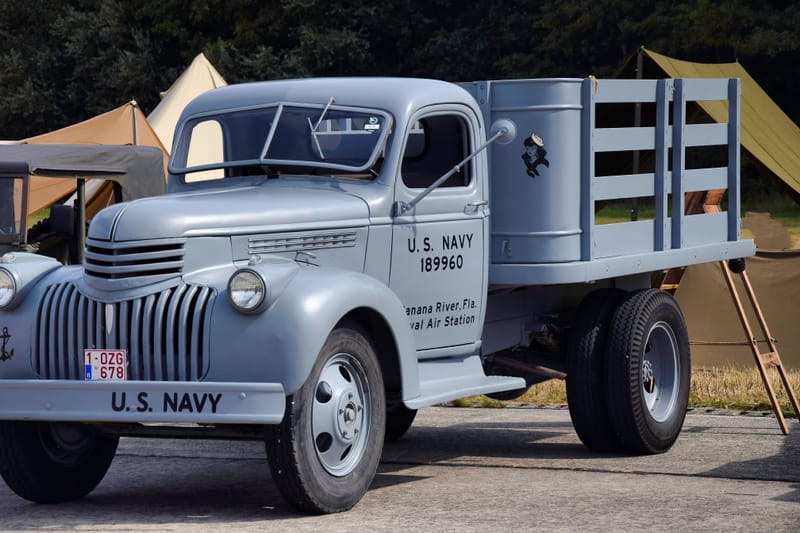 oude leger voertuigen en autos
