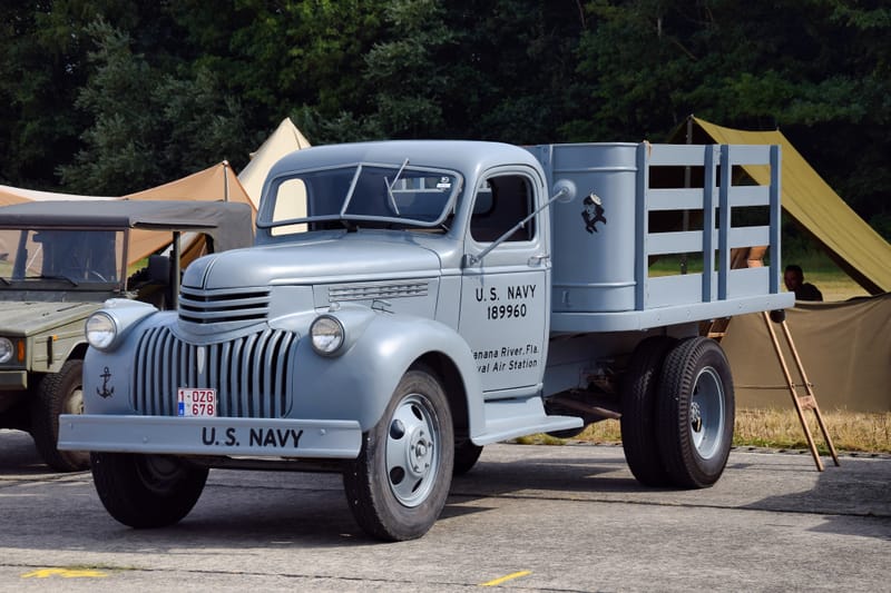 oude leger voertuigen en autos