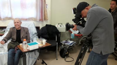 15.2.2017 גיא ורון, בשבוע שעבר פרסמנו את סיפורה של ללי גרציה ושל עוד עשרות חולי סרטן מהגליל שנדרשים לשלם אלפי שקלים על מנת להגיע לטיפולי הקרנות בבית החולים רמב"ם המרוחק, לאחר שהוחלט שם להפסיק לממן הסעות לחולים.