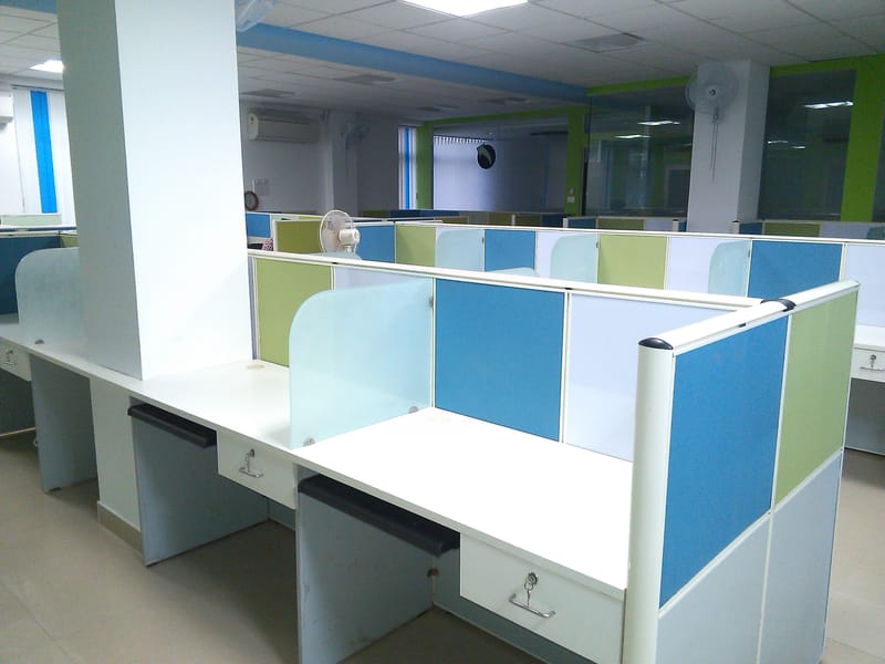 Aluminium frame face to face desking