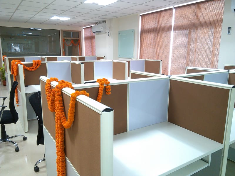 Aluminium frame face to face desking