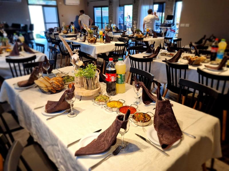 עיצוב שולחנות: פמוט זהב | עיצוב כפרי | בוהו שיק | פמוט פרחים | חישוק פרחים