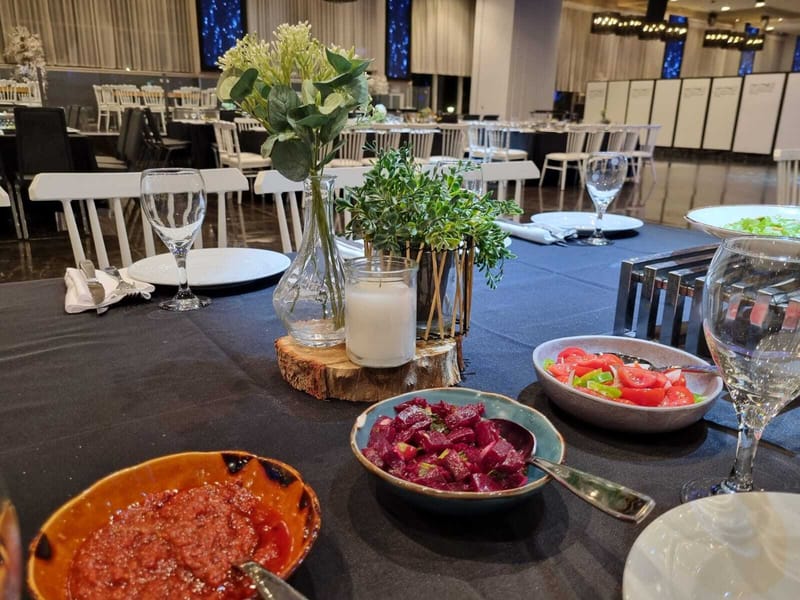 עיצוב שולחנות: פמוט זהב | עיצוב כפרי | בוהו שיק | פמוט פרחים | חישוק פרחים