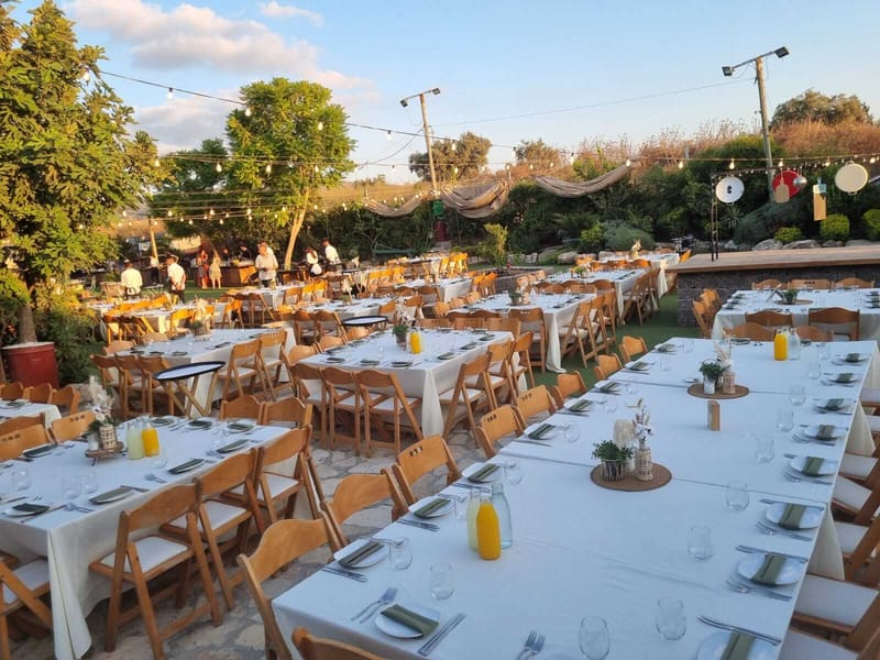 עיצוב שולחנות: פמוט זהב | עיצוב כפרי | בוהו שיק | פמוט פרחים | חישוק פרחים