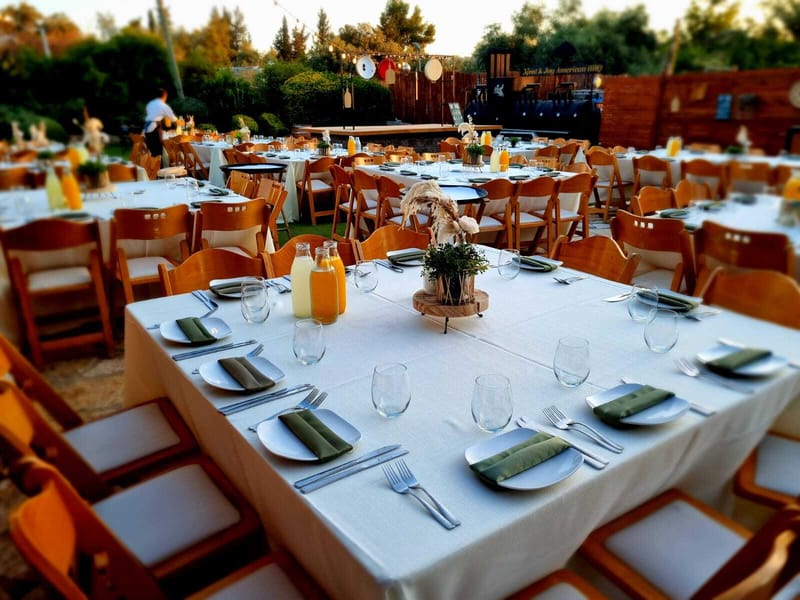 עיצוב שולחנות: פמוט זהב | עיצוב כפרי | בוהו שיק | פמוט פרחים | חישוק פרחים