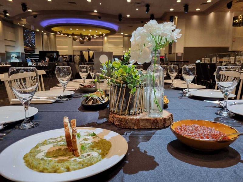 עיצוב שולחנות: פמוט זהב | עיצוב כפרי | בוהו שיק | פמוט פרחים | חישוק פרחים