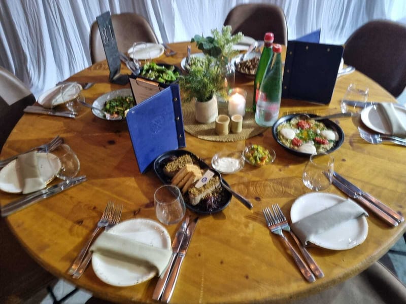 עיצוב שולחנות: פמוט זהב | עיצוב כפרי | בוהו שיק | פמוט פרחים | חישוק פרחים