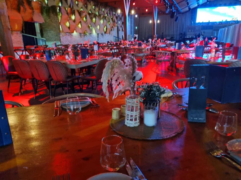 עיצוב שולחנות: פמוט זהב | עיצוב כפרי | בוהו שיק | פמוט פרחים | חישוק פרחים