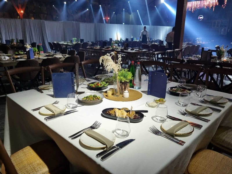 עיצוב שולחנות: פמוט זהב | עיצוב כפרי | בוהו שיק | פמוט פרחים | חישוק פרחים