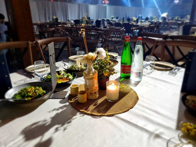 עיצוב שולחנות: פמוט זהב | עיצוב כפרי | בוהו שיק | פמוט פרחים | חישוק פרחים