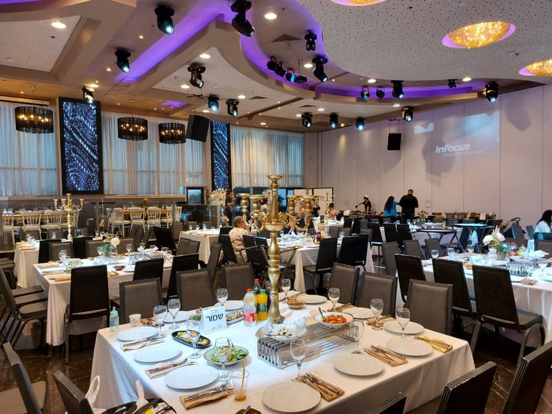 עיצוב שולחנות: פמוט זהב | עיצוב כפרי | בוהו שיק | פמוט פרחים | חישוק פרחים