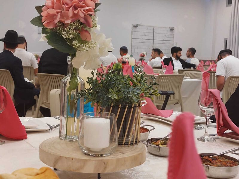 עיצוב שולחנות: פמוט זהב | עיצוב כפרי | בוהו שיק | פמוט פרחים | חישוק פרחים