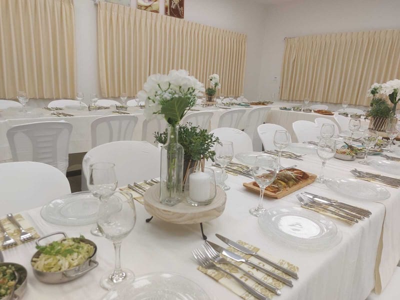 עיצוב שולחנות: פמוט זהב | עיצוב כפרי | בוהו שיק | פמוט פרחים | חישוק פרחים