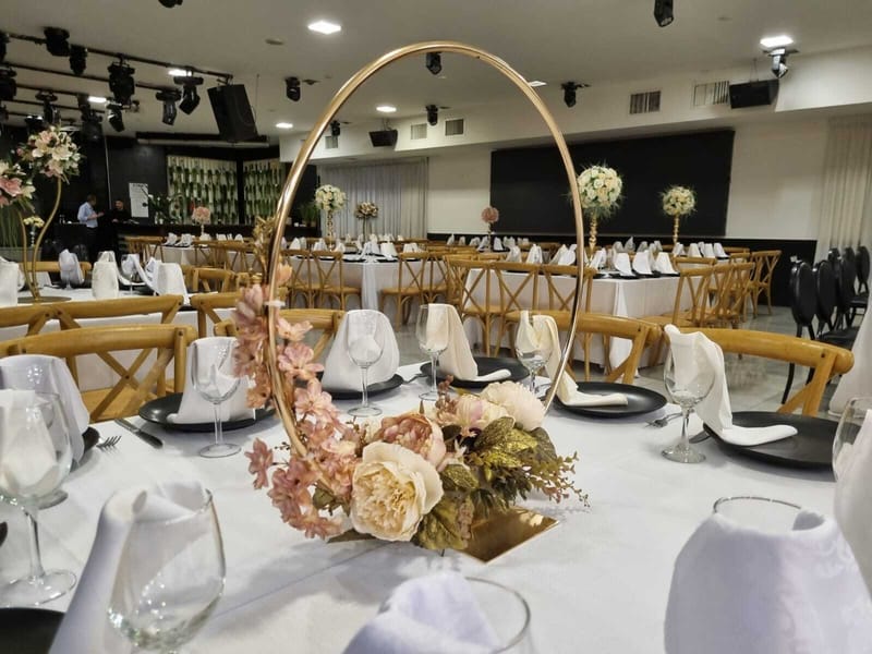 עיצוב שולחנות: פמוט זהב | עיצוב כפרי | בוהו שיק | פמוט פרחים | חישוק פרחים