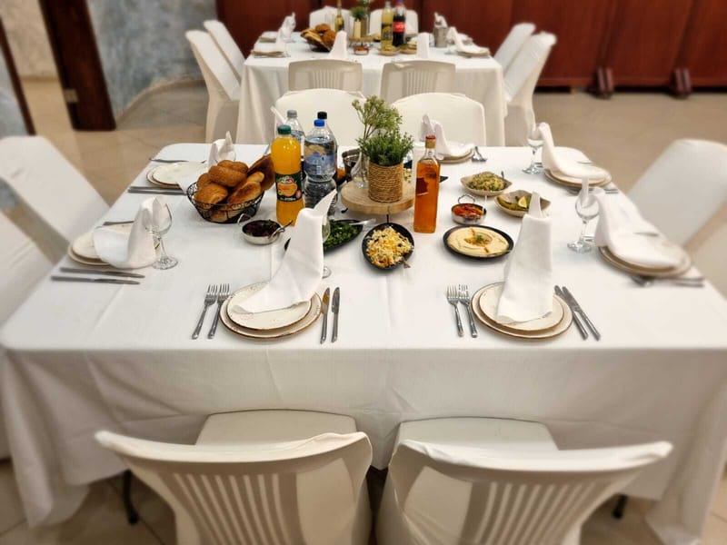 עיצוב שולחנות: פמוט זהב | עיצוב כפרי | בוהו שיק | פמוט פרחים | חישוק פרחים