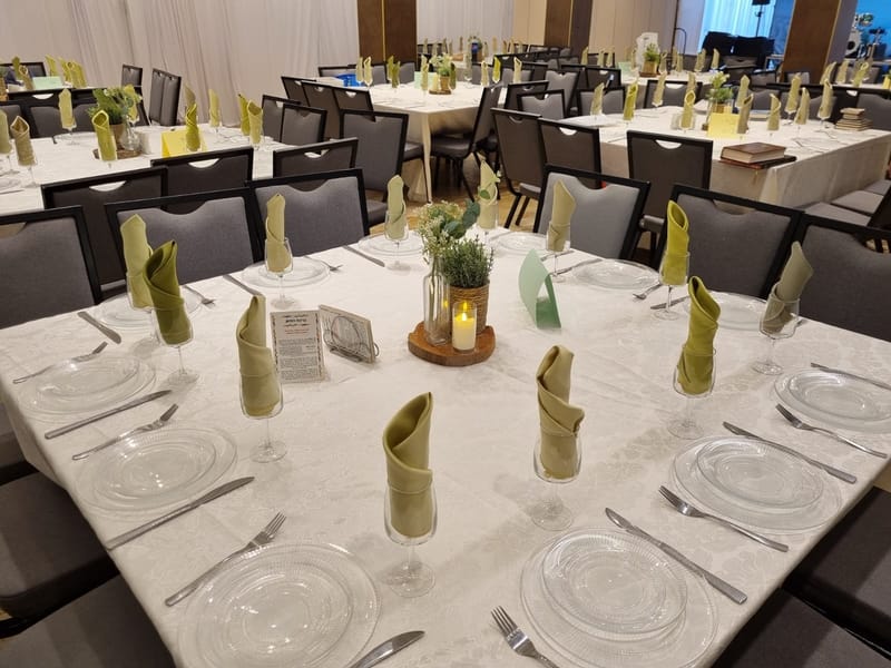 עיצוב שולחנות: פמוט זהב | עיצוב כפרי | בוהו שיק | פמוט פרחים | חישוק פרחים