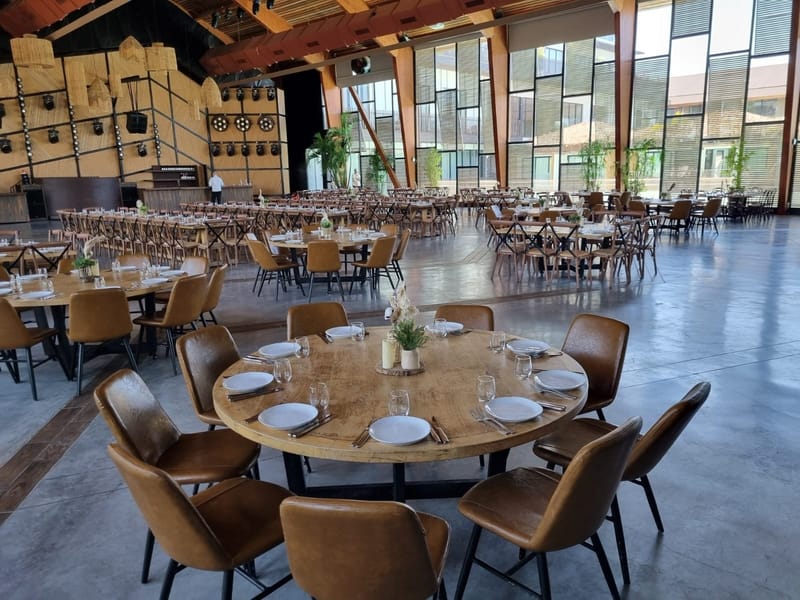 עיצוב שולחנות: פמוט זהב | עיצוב כפרי | בוהו שיק | פמוט פרחים | חישוק פרחים