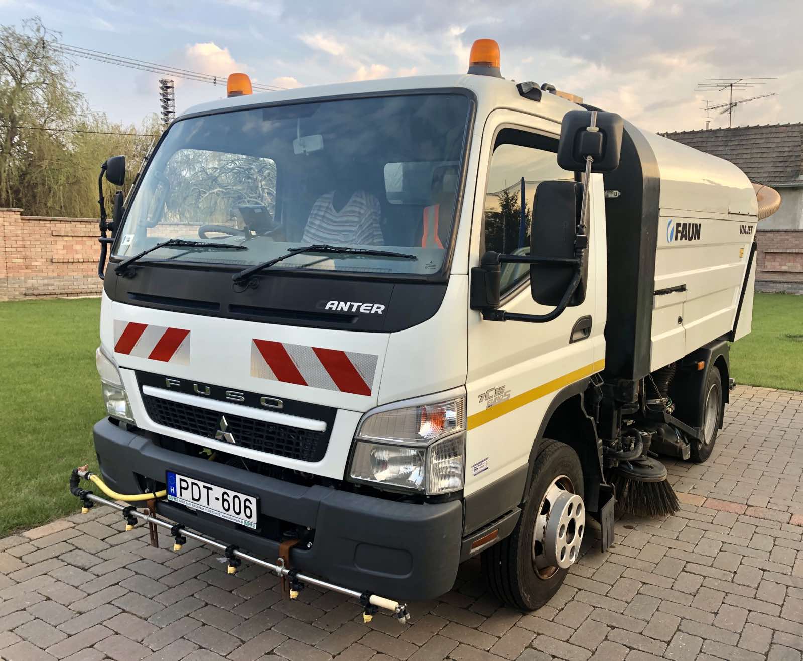 MITSUBISHI CANTER 7C15 VIAJET úttisztító / seprő gép