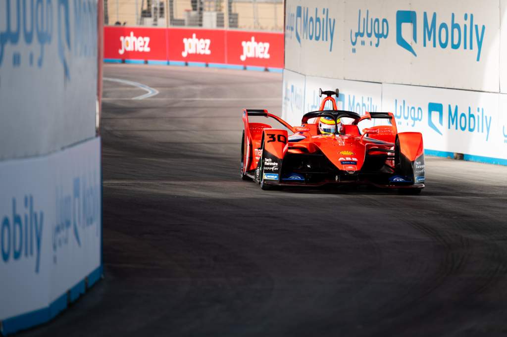 Rowland Leads Diriyah First Practice As De Vries Crashes