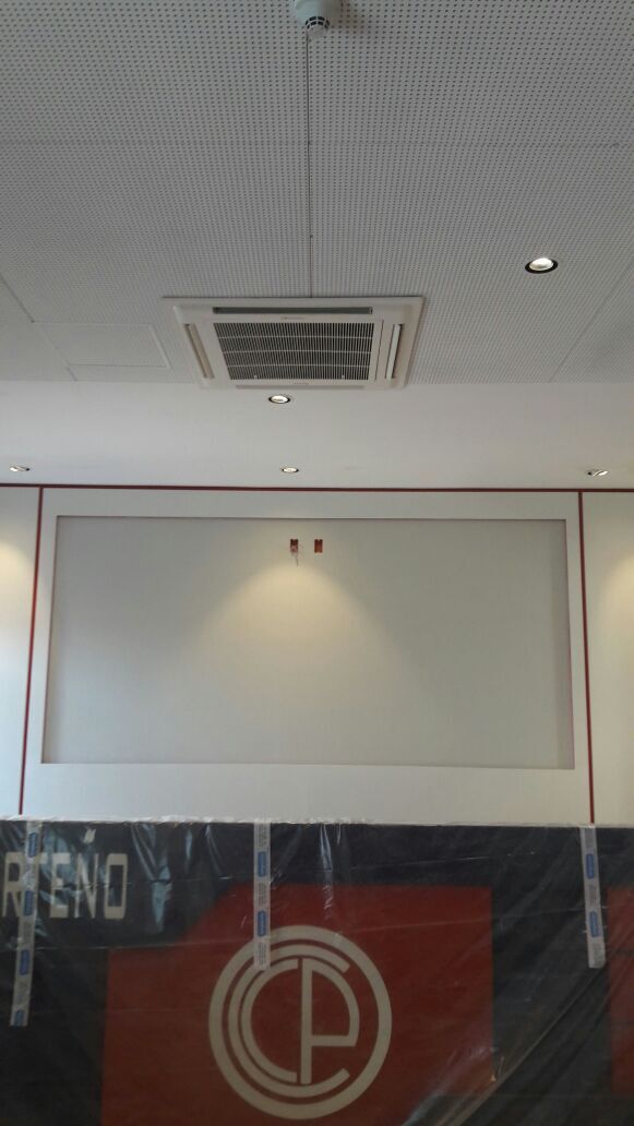Instalación de equipos Cassette, Piso/Techo y Pared