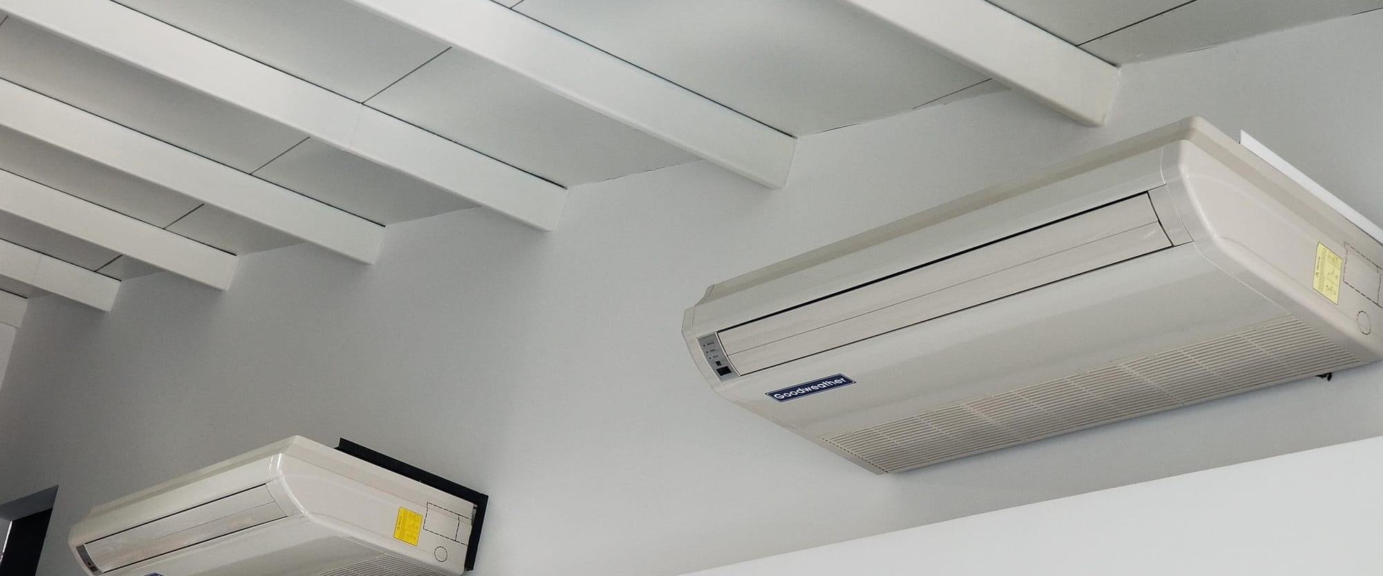 Instalación de equipos de AA Tipo Split en Show Room 