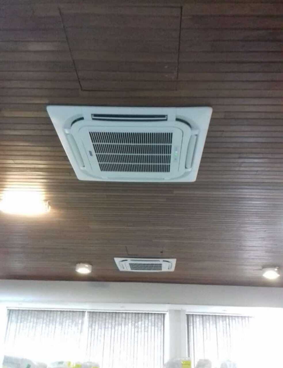 Servicio de Instalación de Equipos de AA Tipo Split Modelo Cassette