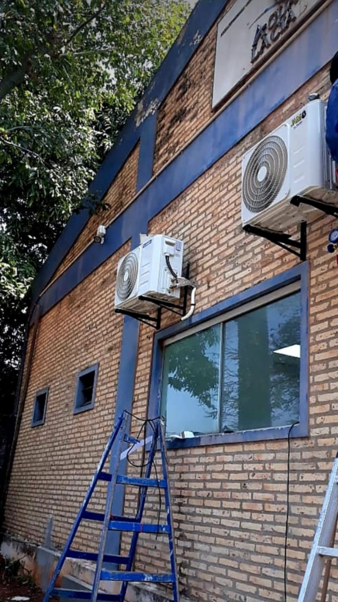 Servicio de Instalación de Equipos de AA Tipo Split Modelo Cassette