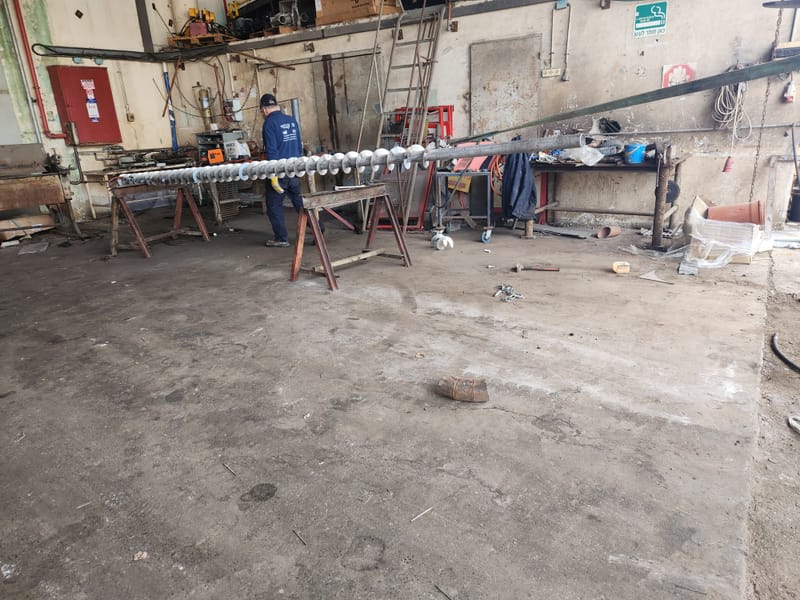 פירוק מתקן והעברה למחלקה חדשה כולל יצור קונסטרוקציה וייצור התקנת מזינים בורגיים