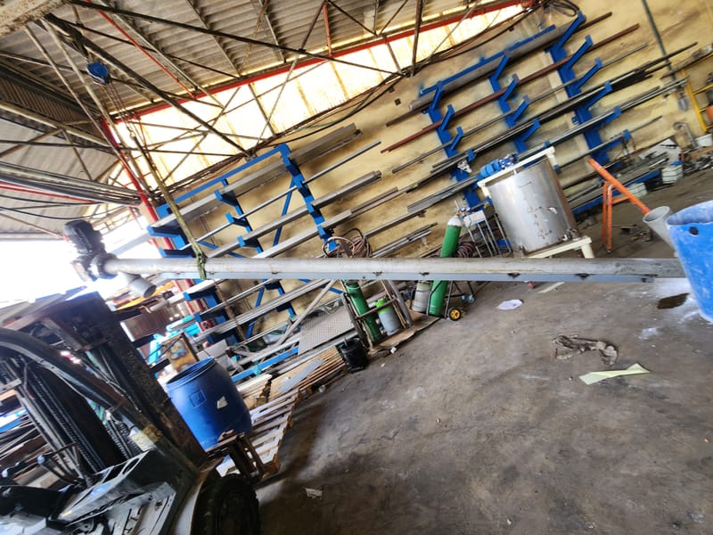 פירוק מתקן והעברה למחלקה חדשה כולל יצור קונסטרוקציה וייצור התקנת מזינים בורגיים