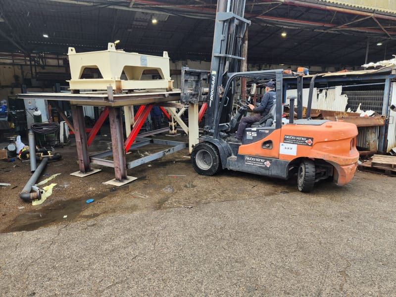 פירוק מתקן והעברה למחלקה חדשה כולל יצור קונסטרוקציה וייצור התקנת מזינים בורגיים