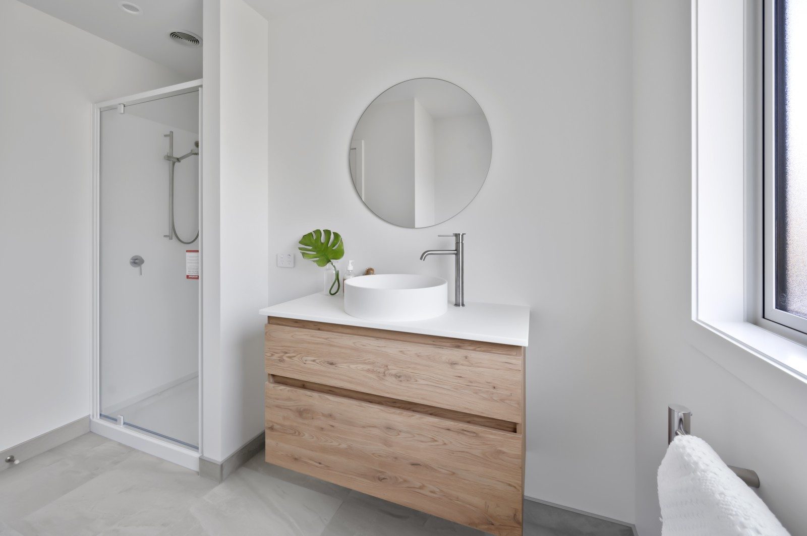 Modern, sunny, private and great location