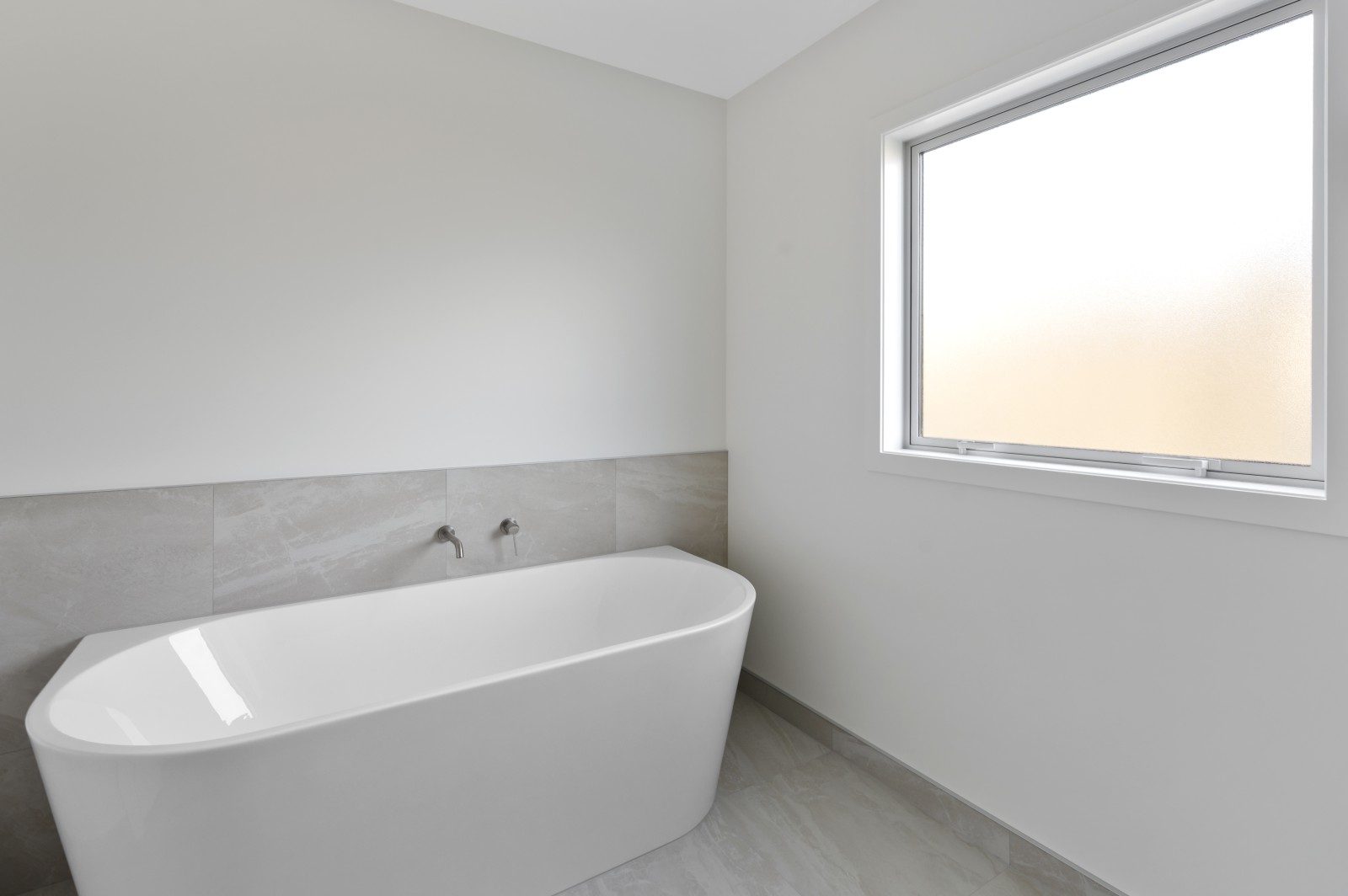 Modern, sunny, private and great location